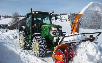 Winterdienst | Traktor schiebt Schnee